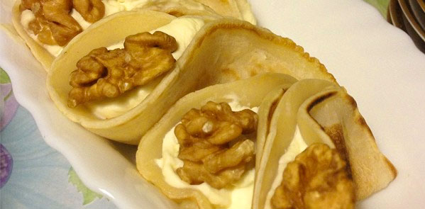 Små pannkakor med vaniljkräm (Qatayef/Atayif bi Ashta)