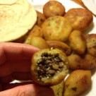 Kubbe av bulgur fylld med köttfärs och pinjenötter