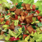 Sallad med friterat bröd (fattoush)