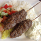 Grillade lammfärsspett med chèvre