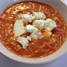 Tomatsoppa toppad med fetaost