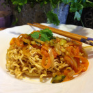 Vegetarisk wok med äggnudlar