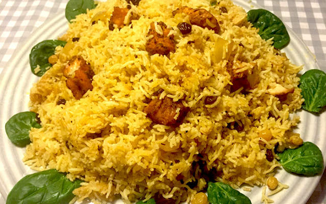 En klassisk risrätt med fisk (mutabbaq samak, semak)