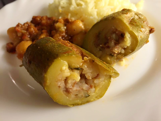 En klassisk mahshi kusa, risfyllda mini-zucchini