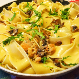 Grymt krämig pasta med lax, räkor, champinjoner och ädelost